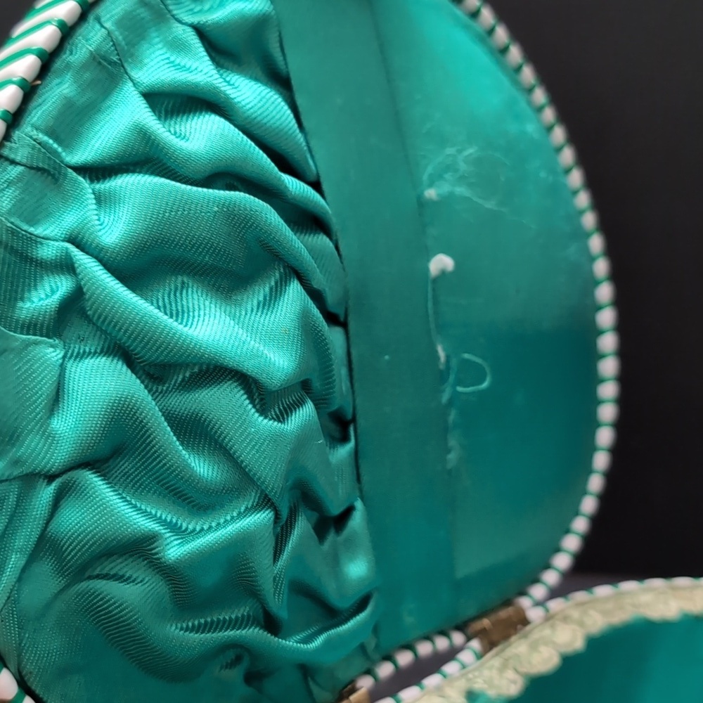 VGT, Heart shaped Woven/Wicker Green/White Sewing Basket. - Picture 8 of 12